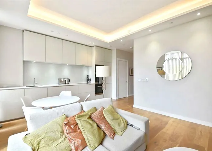Leicester Square Central Designer Sleeps 6
